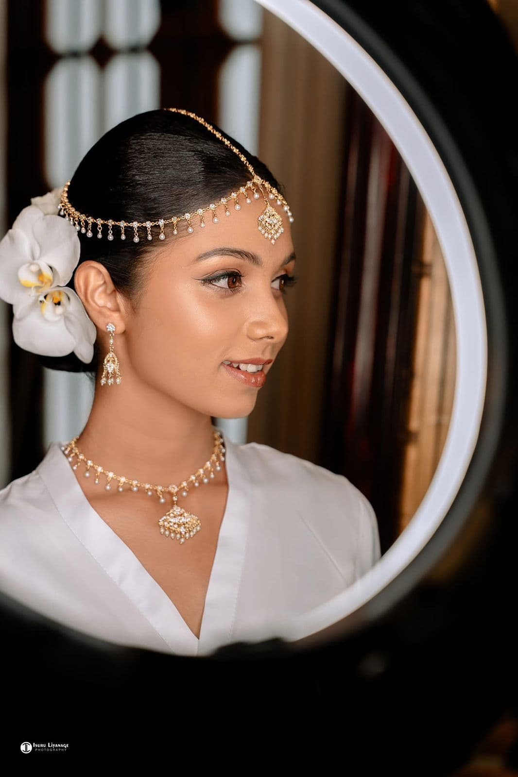 Kandian Bride Leaning